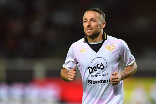 TURIN, ITALY - AUGUST 06:  Roberto Floriano of Palermo calcio looks on during the Coppa Italia match between Torino FC and Palermo at Olimpico Stadium on August 6, 2022 in Turin, Italy.  (Photo by Valerio Pennicino/Getty Images)  Palermo