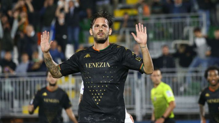 VENEZIA, ITALY - SEPTEMBER 27: Mattia Aramu of Venezia celebrates the equalizing goal during the Serie A match between Venezia FC and Torino FC at Stadio Pierluigi Penzo on September 27, 2021 in Venezia, Italy. (Photo by Maurizio Lagana/Getty Images) Da Henry e Deulofeu a Caldara, Aramu e Nuytinck; chi gioca e chi rischia in Venezia-Udinese - immagine 1