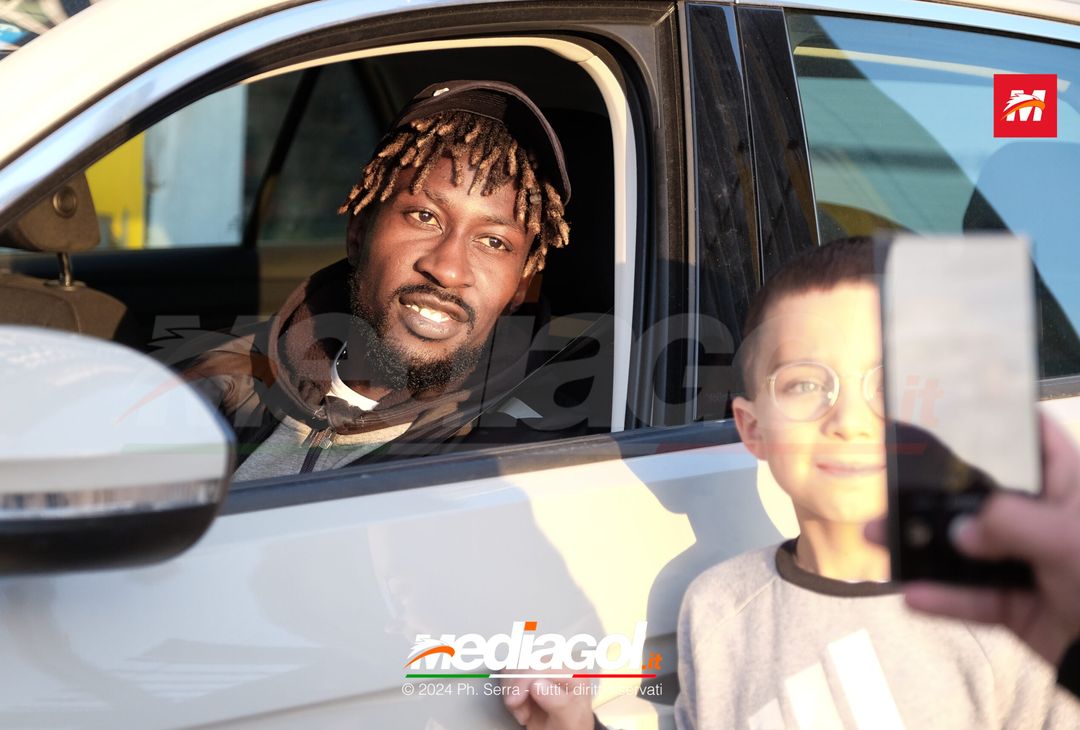 FOTO PALERMO: I giocatori del Palermo scattano selfie con i tifosi (GALLERY) - immagine 25