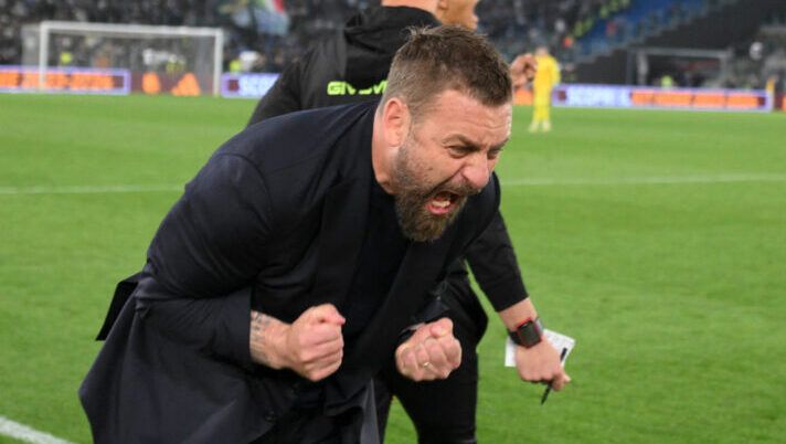 ROME, ITALY - APRIL 06: AS Roma coach Daniele De Rossi celebrates after the Serie A TIM match between AS Roma and SS Lazio - Serie A TIM at Stadio Olimpico on April 06, 2024 in Rome, Italy. (Photo by Luciano Rossi/AS Roma via Getty Images) De Rossi: “Sono felicissimo! Così ho gestisco Spinazzola e Smalling, Abraham con Lukaku…” - immagine 1