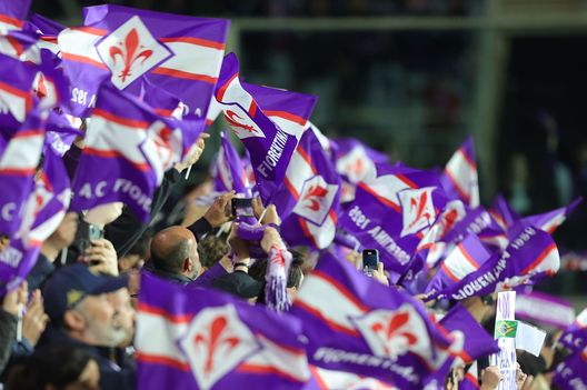 FLORENCE, ITALY - MAY 11: Fans of ACF Fiorentina during the UEFA Europa Conference League semi-final first leg match between ACF Fiorentina and FC Basel at Poznan Stadium on May 11, 2023 in Florence, Italy. (Photo by Gabriele Maltinti/Getty Images) Il messaggio della Fiesole: “Alzeremo le bandiere anche per chi non c’è più”- immagine 2