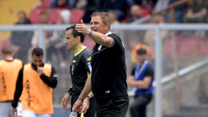 LECCE, ITALY - MAY 21: Head coach of Spezia Leonardo Semplici gestures during the Serie A match between US Lecce and Spezia Calcio at Stadio Via del Mare on May 21, 2023 in Lecce, Italy. (Photo by Francesco Pecoraro/Getty Images) Spezia, Semplici: “Un punto che ci permette di allungare – Calendario? Difficile ma…” - immagine 1