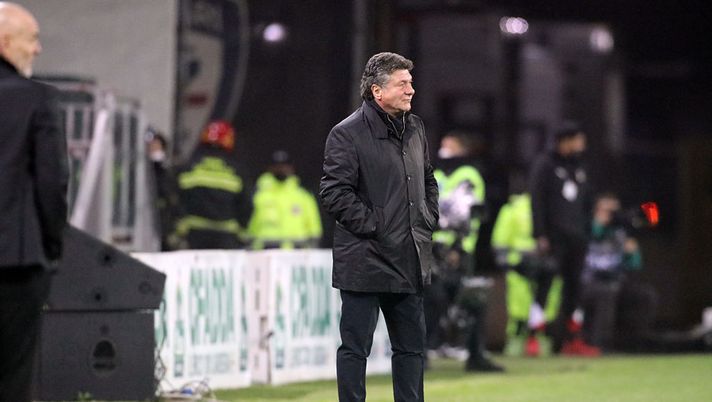 CAGLIARI, ITALY - MARCH 19: Walter Mazzarri coach of Cagliari looks on during the Serie A match between Cagliari Calcio and AC Milan at Sardegna Arena on March 19, 2022 in Cagliari, Italy. (Photo by Enrico Locci/Getty Images) Cagliari, Mazzarri: “L’episodio su Lovato era rigore, il Var che ci sta a fare?” - immagine 1