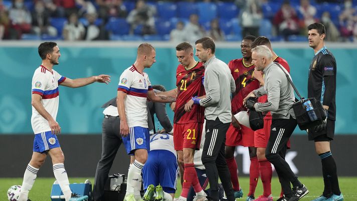 SAINT PETERSBURG, RUSSIA - JUNE 12: Timothy Castagne of Belgium walks off of the field after suffering an injury during the UEFA Euro 2020 Championship Group B match between Belgium and Russia on June 12, 2021 in Saint Petersburg, Russia. (Photo by Dmitry Lovetsky - Pool/Getty Images) SAINT PETERSBURG, RUSSIA - JUNE 12: Timothy Castagne of Belgium walks off of the field after suffering an injury during the UEFA Euro 2020 Championship Group B match between Belgium and Russia on June 12, 2021 in Saint Petersburg, Russia. (Photo by Dmitry Lovetsky - Pool/Getty Images)