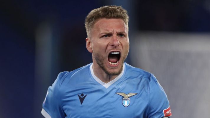 ROME, ITALY - APRIL 16: Ciro Immobile of Lazio celebrates scoring their side's first goal during the Serie A match between SS Lazio and Torino FC at Stadio Olimpico on April 16, 2022 in Rome, Italy. (Photo by Paolo Bruno/Getty Images) Gazzetta: “Allarme Immobile: ha giocato con una distorsione, caviglia gonfia e in disordine” - immagine 1