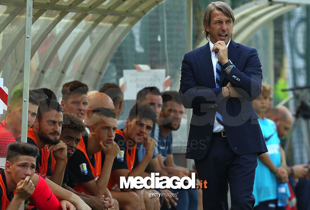  SESTO SAN GIOVANNI, ITALY - SEPTEMBER 10:  FC Internazionale Milano coach Stefano Vecchi shouts to his players during the Primavera Tim juvenile match between FC Internazionale and US Citta di Palermo at Stadio Breda on September 10, 2016 in Sesto San Giovanni, Italy.  (Photo by Marco Luzzani - Inter/Inter via Getty Images)  