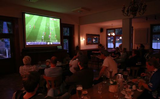Maxi-schermo al pub e occhi puntati sul derby di Berlino... 