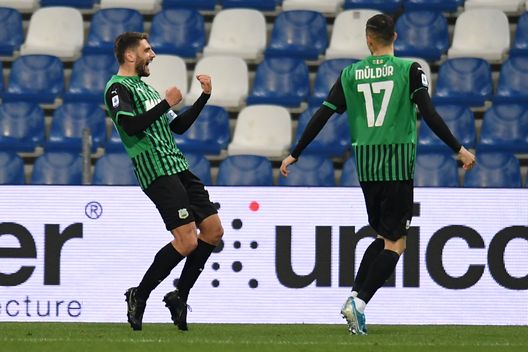 REGGIO NELL'EMILIA, ITALY - APRIL 24: Domenico Berardi of Sassuolo celebrates after scoring their team's first goal during the Serie A match between US Sassuolo and UC Sampdoria at Mapei Stadium - Città del Tricolore on April 24, 2021 in Reggio nell'Emilia, Italy. Sporting stadiums around Italy remain under strict restrictions due to the Coronavirus Pandemic as Government social distancing laws prohibit fans inside venues resulting in games being played behind closed doors. (Photo by Alessandro Sabattini/Getty Images) REGGIO NELL'EMILIA, ITALY - APRIL 24: Domenico Berardi of Sassuolo celebrates after scoring their team's first goal during the Serie A match between US Sassuolo and UC Sampdoria at Mapei Stadium - Città del Tricolore on April 24, 2021 in Reggio nell'Emilia, Italy. Sporting stadiums around Italy remain under strict restrictions due to the Coronavirus Pandemic as Government social distancing laws prohibit fans inside venues resulting in games being played behind closed doors. (Photo by Alessandro Sabattini/Getty Images)