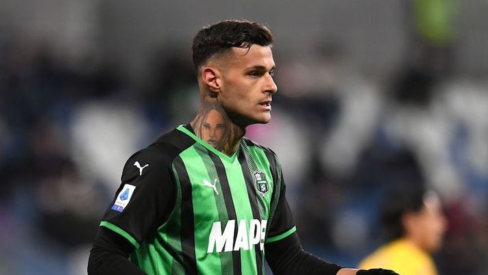 REGGIO NELL'EMILIA, ITALY - FEBRUARY 26: Gianluca Scamacca of US Sassuolo looks on during the Serie A match between US Sassuolo and ACF Fiorentina at Mapei Stadium - Citta' del Tricolore on February 26, 2022 in Reggio nell'Emilia, Italy. (Photo by Alessandro Sabattini/Getty Images) Scamacca: “L’Inter una delle squadre migliori, fa piacere l’interesse: deciderò così” - immagine 1