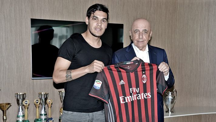 Adriano Galliani presenta il nuovo acquisto del Milan, Gustavo Gomez (credits: Official 'Casa Milan' Facebook account) Adriano Galliani Gustavo Gomez Milan