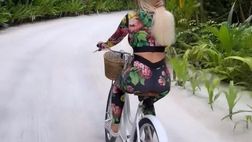 VIDEO / Wanda Nara in bicicletta alle Maldive, che look floreale!