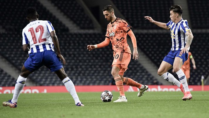 PORTO, PORTUGAL - FEBRUARY 17: Rodrigo Bentancur of Juventus is challenged by Zaidu Sanusi (L) and Matheus Uribe (R) of FC Porto during the UEFA Champions League Round of 16 match between FC Porto and Juventus at Estadio do Dragao on February 17, 2021 in Porto, Portugal. Sporting stadiums around Portugal remain under strict restrictions due to the Coronavirus Pandemic as Government social distancing laws prohibit fans inside venues resulting in games being played behind closed doors. (Photo by Daniele Badolato - Juventus FC/Juventus FC via Getty Images) PORTO, PORTUGAL - FEBRUARY 17: Rodrigo Bentancur of Juventus is challenged by Zaidu Sanusi (L) and Matheus Uribe (R) of FC Porto during the UEFA Champions League Round of 16 match between FC Porto and Juventus at Estadio do Dragao on February 17, 2021 in Porto, Portugal. Sporting stadiums around Portugal remain under strict restrictions due to the Coronavirus Pandemic as Government social distancing laws prohibit fans inside venues resulting in games being played behind closed doors. (Photo by Daniele Badolato - Juventus FC/Juventus FC via Getty Images)