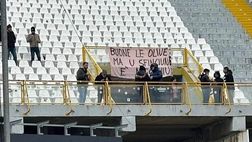 FOTO Ascoli-Palermo, striscione dei tifosi rosa al “Del Duca”: “Buone le olive ma…”