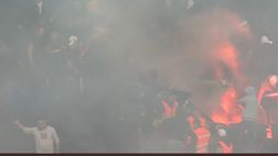 Mascherato da topo va all’assalto dei tifosi rivali: derby di Stoccolma nel caos
