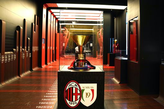 Il trofeo Scudetto del Milan campione d'Italia 2021-2022 | AC Milan News (Getty Images) AC Milan Scudetto Serie A 2021-2022