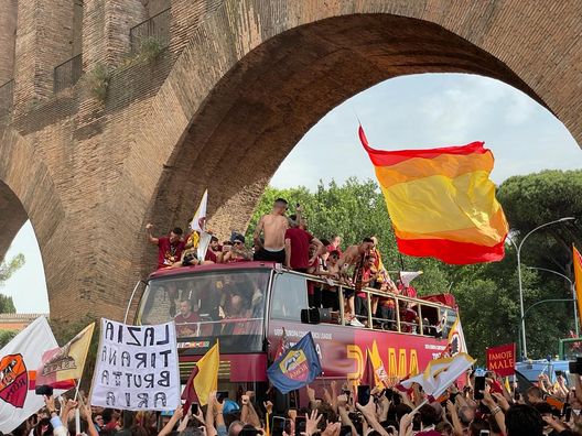 Festa Roma, termina il corteo: 100.000 tifosi in piazza. Mancini e Zaniolo scatenati- immagine 6