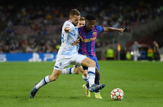 BARCELONA, SPAIN - OCTOBER 20: Ansu Fati of FC Barcelona and Tomasz Kedziora of Dynamo Kyiv battle for possession during the UEFA Champions League group E match between FC Barcelona and Dynamo Kyiv at Camp Nou on October 20, 2021 in Barcelona, Spain. (Photo by David Ramos/Getty Images) Il Barcellona vince ma non si fa amare: solo 45mila spettatori al Camp Nou- immagine 2