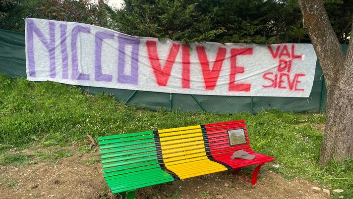 Pontassieve, inaugurata la panchina in ricordo del tifoso viola Niccolò Piattoli - immagine 1