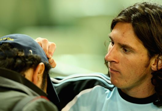 MELBOURNE, AUSTRALIA - SEPTEMBER 10: Lionel Messi of Argentina signs the cap of a fan during an Argentina training session held at the Melbourne Cricket Ground on September 10, 2007 in Melbourne, Australia. (Photo by Mark Dadswell/Getty Images) Il giorno in cui Bielsa ha scoperto Messi…in video: “Me lo fate vedere a velocità normale?”- immagine 2