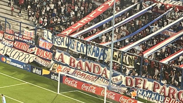 Derby di Montevideo, vetri rotti sul pullman del Nacional: la denuncia del presidente - immagine 1