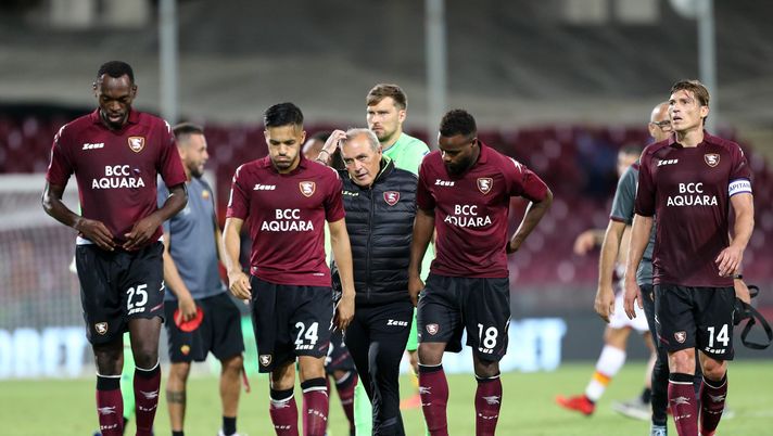 SALERNO, ITALY - AUGUST 29: Fabrizio Castori US Salernitana coach and his players show disappointment after the Serie A match between US Salernitana and AS Roma at Stadio Arechi on August 29, 2021 in Salerno, Italy. (Photo by Francesco Pecoraro/Getty Images)