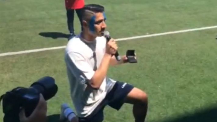 Lapadula e la proposta di matrimonio ad Alessia, foto TorinoToday Lapadula e la proposta di matrimonio ad Alessia, foto TorinoToday