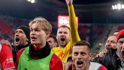 Fiamme nel settore ospiti: ma il derby di Praga riprende e vince lo Slavia