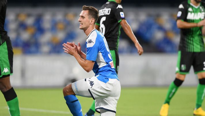 NAPLES, ITALY - JULY 25: Arkadiusz Milik of SSC Napoli stands disappointed during the Serie A match between SSC Napoli and US Sassuolo at Stadio San Paolo on July 25, 2020 in Naples, Italy. (Photo by Francesco Pecoraro/Getty Images) VOTI UFFICIALI – Bocciati Insigne e Milik! Zielinski e Hysaj super, Berardi ok - immagine 1