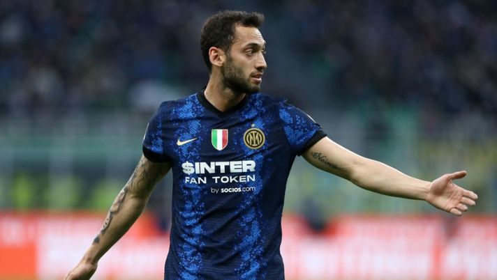 MILAN, ITALY - MARCH 19: Hakan Calhanoglu of FC Internazionale looks on during the Serie A match between FC Internazionale and ACF Fiorentina at Stadio Giuseppe Meazza on March 19, 2022 in Milan, Italy. (Photo by Marco Luzzani/Getty Images) ? VIDEO – Cosa abbiamo imparato dal fantacalcio dell’ultima stagione - immagine 1