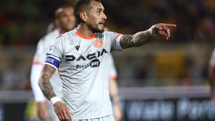LECCE, ITALY - APRIL 28: Roberto Pereyra of Udinese gestures during the Serie A match between US Lecce and Udinese Calcio at Stadio Via del Mare on April 28, 2023 in Lecce, Italy. (Photo by Maurizio Lagana/Getty Images) Pereyra: “Dispiace per gli infortunati. Dico che sono contento per il gol per un motivo” - immagine 1