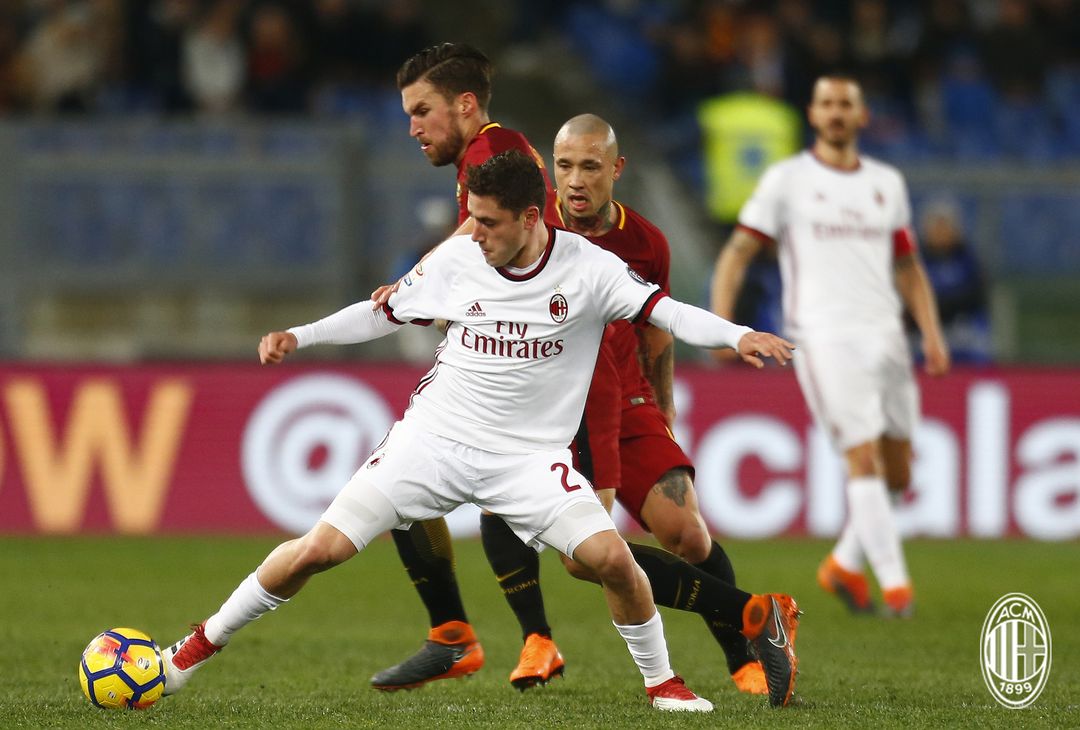  Kevin Strootman e Radja Nainggolan a contrasto con Davide Calabria in Roma-Milan (credits: acmilan.com) 