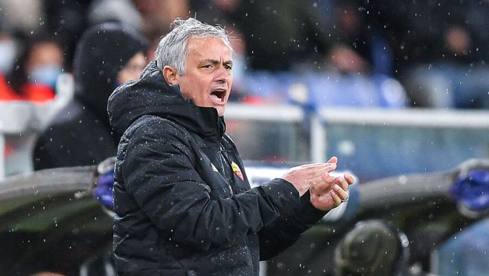 GENOA, ITALY - NOVEMBER 21: José Mourinho head coach of Roma in action during the Serie A match between Genoa CFC and AS Roma at Stadio Luigi Ferraris on November 21, 2021 in Genoa, Italy. (Photo by Getty Images) Mourinho prima della Conference League: “Infortunati, non recupero nessuno” - immagine 1