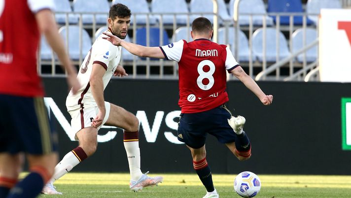 CAGLIARI, ITALY - APRIL 25: Razvan Marin of Cagliari scores his goal 2-1 during the Serie A match between Cagliari Calcio and AS Roma at Sardegna Arena on April 25, 2021 in Cagliari, Italy. Sporting stadiums around Italy remain under strict restrictions due to the Coronavirus Pandemic as Government social distancing laws prohibit fans inside venues resulting in games being played behind closed doors. (Photo by Enrico Locci/Getty Images) CAGLIARI, ITALY - APRIL 25: Razvan Marin of Cagliari scores his goal 2-1 during the Serie A match between Cagliari Calcio and AS Roma at Sardegna Arena on April 25, 2021 in Cagliari, Italy. Sporting stadiums around Italy remain under strict restrictions due to the Coronavirus Pandemic as Government social distancing laws prohibit fans inside venues resulting in games being played behind closed doors. (Photo by Enrico Locci/Getty Images)