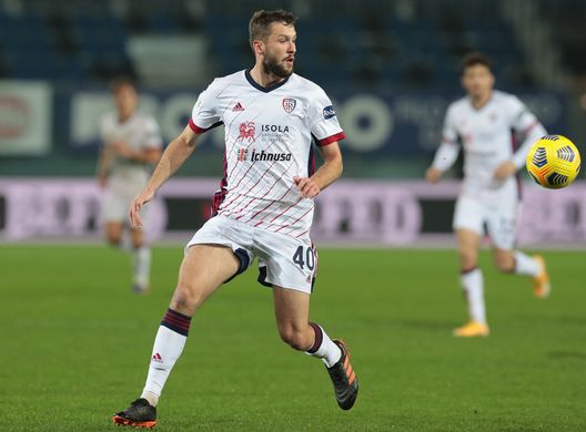  BERGAMO, ITALY - JANUARY 14: Sebastian Walukiewicz of Cagliari Calcio in action during the Coppa Italia match between Atalanta BC and Cagliari Calcio at Gewiss Stadium on January 14, 2021 in Bergamo, Italy. Sporting stadiums around Italy remain under strict restrictions due to the Coronavirus Pandemic as Government social distancing laws prohibit fans inside venues resulting in games being played behind closed doors. (Photo by Emilio Andreoli/Getty Images) 