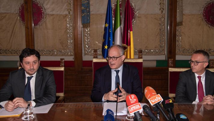 ROME, ITALY - FEBRUARY 07: AS Roma CEO Pietro Berardi, Roma Mayor Roberto Gualtieri and councilor of the Municipality Maurizio Veloccia during the meeting on February 07, 2023 in Rome, Italy. (Photo by Luciano Rossi/AS Roma via Getty Images) Gualtieri: “Ho chiesto di portare la connessione 5G all’Olimpico” - immagine 1