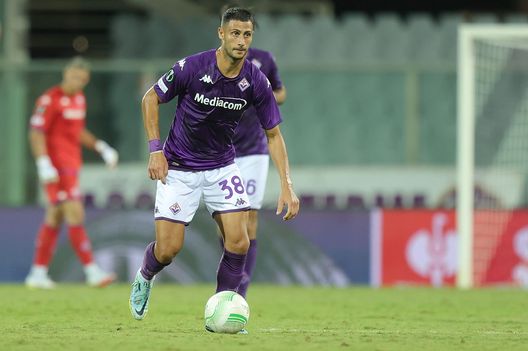FLORENCE, ITALY - SEPTEMBER 08: Rolando Mandragora of ACF Fiorentina in action during the UEFA Europa Conference League group A match between ACF Fiorentina and Rīgas Futbola skola at Stadio Artemio Franchi on September 8, 2022 in Florence, Italy (Photo by Gabriele Maltinti/Getty Images) Da Bremer a Belotti e Mandragora: come se la passa chi ha salutato il Toro- immagine 2