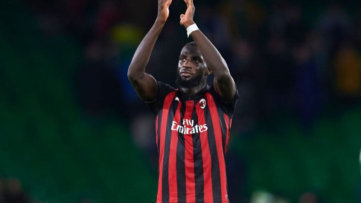 SEVILLE, SPAIN - NOVEMBER 08: Tiemoue Bakayoko of AC Milan waves to the fans after the end of the UEFA Europa League Group F match between Real Betis and AC Milan at Estadio Benito Villamarin on November 8, 2018 in Seville, Spain. (Photo by Aitor Alcalde/Getty Images) Da Bakayoko e Odriozola fino a Caicedo, Reca e Pobega: la gestione dei nuovi all’asta - immagine 1