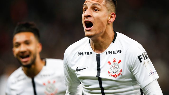 SAO PAULO, BRAZIL - AUGUST 05: Guilherme Arana #13r of Corinthians celebrates their first goal during the match between Corinthians and Sport Recife for the Brasileirao Series A 2017 at Arena Corinthians Stadium on August 05, 2017 in Sao Paulo, Brazil. (Photo by Alexandre Schneider/Getty Images) 