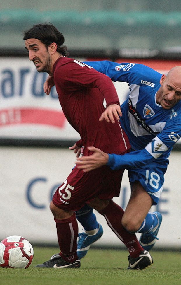 REGGIO CALABRIA, ITALY - NOVEMBER 29: Piermario Morosini of Reggina Calcio (L) is challenged by Davide Possanzini of Brescia Calcio during the Serie B match between Reggina Calcio and Brescia Calcio at Stadio Oreste Granillo on November 29, 2009 in Reggio Calabria, Italy. (Photo by Maurizio Lagana/Getty Images) REGGIO CALABRIA, ITALY - NOVEMBER 29: Piermario Morosini of Reggina Calcio (L) is challenged by Davide Possanzini of Brescia Calcio during the Serie B match between Reggina Calcio and Brescia Calcio at Stadio Oreste Granillo on November 29, 2009 in Reggio Calabria, Italy. (Photo by Maurizio Lagana/Getty Images)