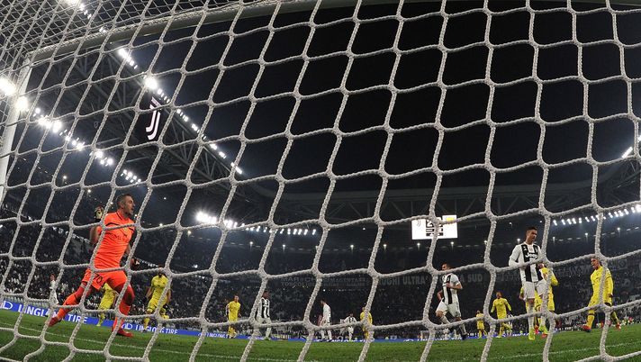 TURIN, ITALY - JANUARY 21: Stefano Sorrentino, goalkeeper of Chievo, reacts after saving a penalty as Cristiano Ronaldo of Juventus shows his dejection during the Serie A match between Juventus and Chievo at Allianz Stadium on January 21, 2019 in Turin, Italy. (Photo by Tullio M. Puglia/Getty Images) TURIN, ITALY - JANUARY 21: Stefano Sorrentino, goalkeeper of Chievo, reacts after saving a penalty as Cristiano Ronaldo of Juventus shows his dejection during the Serie A match between Juventus and Chievo at Allianz Stadium on January 21, 2019 in Turin, Italy. (Photo by Tullio M. Puglia/Getty Images)