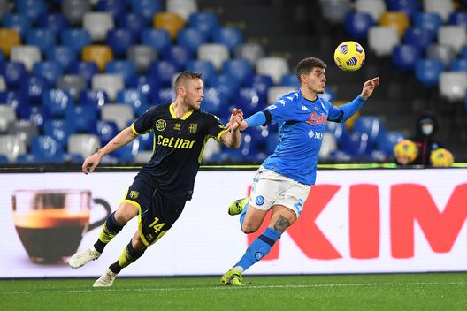 NAPLES, ITALY - JANUARY 31: Jasmin Kurtic of Parma battles for possession with Giovanni Di Lorenzo of SSC Napoli during the Serie A match between SSC Napoli and Parma Calcio at Stadio Diego Armando Maradona on January 31, 2021 in Naples, Italy. Sporting stadiums around Italy remain under strict restrictions due to the Coronavirus Pandemic as Government social distancing laws prohibit fans inside venues resulting in games being played behind closed doors. (Photo by Francesco Pecoraro/Getty Images ) NAPLES, ITALY - JANUARY 31: Jasmin Kurtic of Parma battles for possession with Giovanni Di Lorenzo of SSC Napoli during the Serie A match between SSC Napoli and Parma Calcio at Stadio Diego Armando Maradona on January 31, 2021 in Naples, Italy. Sporting stadiums around Italy remain under strict restrictions due to the Coronavirus Pandemic as Government social distancing laws prohibit fans inside venues resulting in games being played behind closed doors. (Photo by Francesco Pecoraro/Getty Images )
