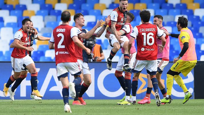 NAPLES, ITALY - MAY 02: Nahitan Nandez of Cagliari Calcio celebrates with team mates after scoring their side's first goal during the Serie A match between SSC Napoli and Cagliari Calcio at Stadio Diego Armando Maradona on May 02, 2021 in Naples, Italy. Sporting stadiums around Italy remain under strict restrictions due to the Coronavirus Pandemic as Government social distancing laws prohibit fans inside venues resulting in games being played behind closed doors. (Photo by Francesco Pecoraro/Getty Images) NAPLES, ITALY - MAY 02: Nahitan Nandez of Cagliari Calcio celebrates with team mates after scoring their side's first goal during the Serie A match between SSC Napoli and Cagliari Calcio at Stadio Diego Armando Maradona on May 02, 2021 in Naples, Italy. Sporting stadiums around Italy remain under strict restrictions due to the Coronavirus Pandemic as Government social distancing laws prohibit fans inside venues resulting in games being played behind closed doors. (Photo by Francesco Pecoraro/Getty Images)