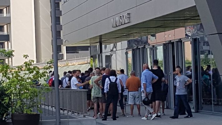 Casa Milan, i tifosi in fila per rinnovare l'abbonamento (credits: pianetamilan.it) 