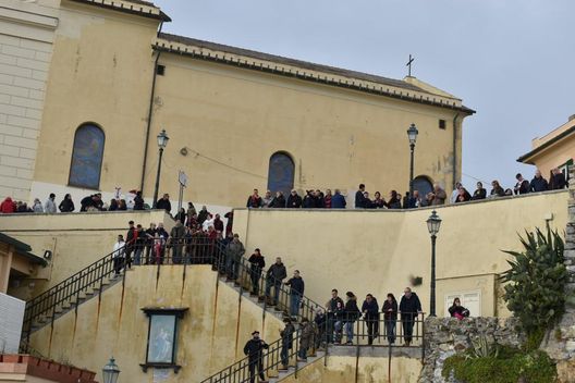 Il corteo genoano ai margini della chiesa di San Francesco di Boccadasse Derby della bandiera senza fine: Boccadasse, riecco i colori del Genoa piantati sullo scoglio- immagine 2