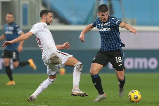 BERGAMO, ITALY - FEBRUARY 06: Ruslan Malinovskyi of Atalanta B.C. is challenged by Rolando Mandragora of Torino FC during the Serie A match between Atalanta BC and Torino FC at Gewiss Stadium on February 06, 2021 in Bergamo, Italy. Sporting stadiums around Italy remain under strict restrictions due to the Coronavirus Pandemic as Government social distancing laws prohibit fans inside venues resulting in games being played behind closed doors. (Photo by Emilio Andreoli/Getty Images) BERGAMO, ITALY - FEBRUARY 06: Ruslan Malinovskyi of Atalanta B.C. is challenged by Rolando Mandragora of Torino FC during the Serie A match between Atalanta BC and Torino FC at Gewiss Stadium on February 06, 2021 in Bergamo, Italy. Sporting stadiums around Italy remain under strict restrictions due to the Coronavirus Pandemic as Government social distancing laws prohibit fans inside venues resulting in games being played behind closed doors. (Photo by Emilio Andreoli/Getty Images)