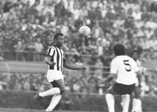 Brazilian footballer Pele (Edson Arantes do Nascimento) in action. (Photo by Lemyr Marvins/Getty Images) Rojas ricorda Pelé: “L’ho sputato, i miei compagni mi volevano uccidere. Lui mi ha regalato una maglia…”- immagine 2