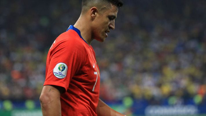 SAO PAULO, BRAZIL - JUNE 28: Alexis Sanchez of Chile reacts during the Copa America Brazil 2019 quarterfinal match between Colombia and Chile at Arena Corinthians on June 28, 2019 in Sao Paulo, Brazil. (Photo by Buda Mendes/Getty Images) Infortunio Sanchez, dal Cile: “Alexis ha giocato sopra al problema alla caviglia” - immagine 1