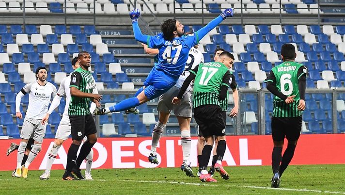 REGGIO NELL'EMILIA, ITALY - FEBRUARY 20: Andrea Consigli of US Sassuo Francesco Magnanelli of US Sassuolo jump for the ball during the Serie A match between US Sassuolo and Bologna FC at Mapei Stadium - Città del Tricolore on February 20, 2021 in Reggio nell'Emilia, Italy. Sporting stadiums around Italy remain under strict restrictions due to the Coronavirus Pandemic as Government social distancing laws prohibit fans inside venues resulting in games being played behind closed doors. (Photo by Alessandro Sabattini/Getty Images) REGGIO NELL'EMILIA, ITALY - FEBRUARY 20: Andrea Consigli of US Sassuo Francesco Magnanelli of US Sassuolo jump for the ball during the Serie A match between US Sassuolo and Bologna FC at Mapei Stadium - Città del Tricolore on February 20, 2021 in Reggio nell'Emilia, Italy. Sporting stadiums around Italy remain under strict restrictions due to the Coronavirus Pandemic as Government social distancing laws prohibit fans inside venues resulting in games being played behind closed doors. (Photo by Alessandro Sabattini/Getty Images)