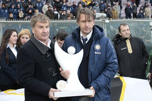  VIAREGGIO, ITALY - FEBRUARY 16: Stefano Vecchi (R) of FC Internazionale is honored as coach of the tournament mile Viareggio Cup Juvenile on February 16, 2015 in Viareggio, Italy. (Photo by Gabriele Maltinti - Inter/Getty Images) 