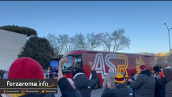 VIDEO – La Roma arriva all’Olimpico: l’accoglienza dei tifosi per la prima di De Rossi